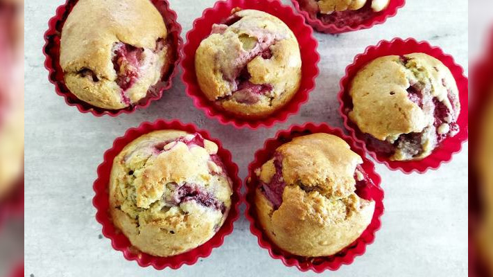 Owsiane muffinki z truskawkami. Wypróbuj przepis na pyszny deser na lato w odchudzonej wersji. Zrobisz je bez glutenu, cukru i bez masła
