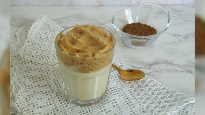 Od TikToka do twojej szklanki. Przepis na fenomenalną kawę po koreańsku z 4 składników. Zobacz, jak zrobić dalgona coffee
