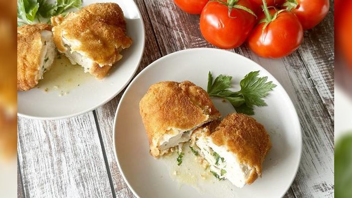 Delikatne kotlety de volaille. Polecamy prosty przepis na popisowe danie na obiad. Kotlety są soczyste i bardzo aromatyczne