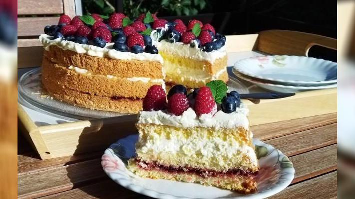 Lekki tort z kremem i owocami. Idealny na specjalną okazję. Poznaj najprostszy przepis na tort urodzinowy, który zawsze się udaje i zachwyca
