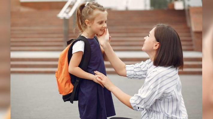 Tego boją się rodzice pierwszoklasistów. Psycholog wskazuje lęki dorosłych i podpowiada, jak sobie z nimi radzić