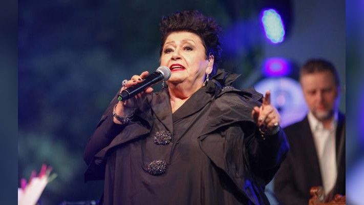 Ewa Bem jako dziecko przeżyła biedę, porzucenie przez ojca i depresję mamy. W dorosłym życiu spotkała ją wielka miłość i ogromna tragedia