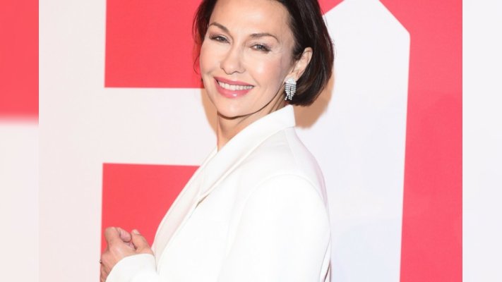 Anna Popek eksponuje nogi w różowej koszuli. Tak żegna wakacje