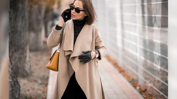 Płaszcz na jesień dla kobiet 50 plus. Te 3 modele skradną wasze serca i ukryją brzuszek oraz boczki. Są modne, stylowe, eleganckie i wygodne