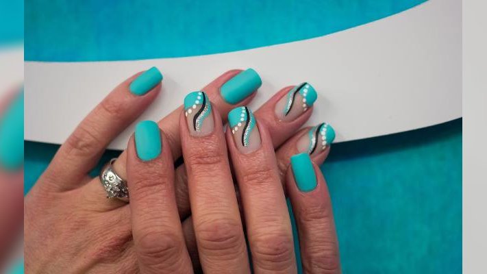 Modne paznokcie na jesień inspirowane latami 70. Manicure swirl nails w stylowych kolorach dopasowanych do pory roku