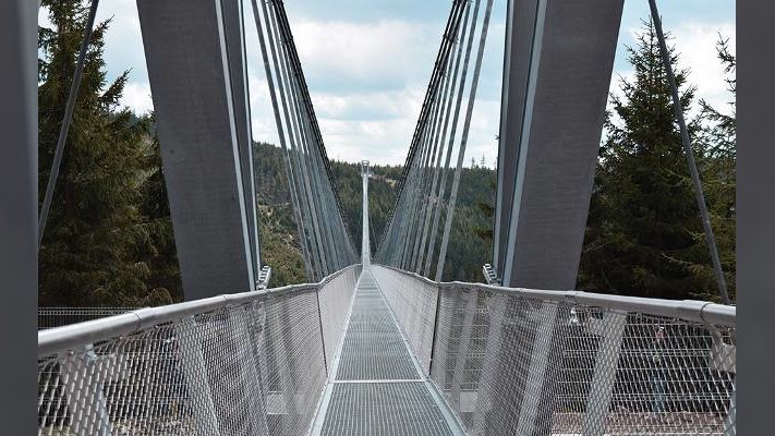 Sky Bridge 721, czyli najdłuższy most wiszący na świecie. Wspaniała atrakcja tuż za polską granicą. Ile kosztują bilety?