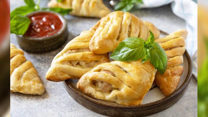 Szybkie paszteciki z pieczarkami do barszczu czerwonego. Niezawodny przepis z ciasta francuskiego. Idealne dla niezapowiedzianych gości