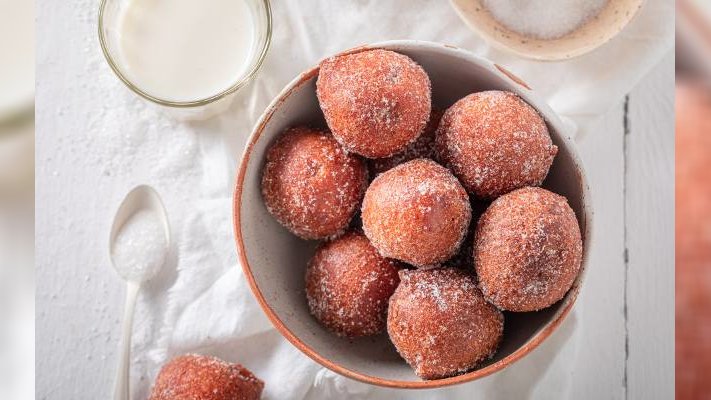 Błyskawiczne keto pączki bez drożdży. Nie musisz czekać, aż ciasto wyrośnie. Zrobisz je w mig. Pomysł na ketogeniczny tłusty czwartek