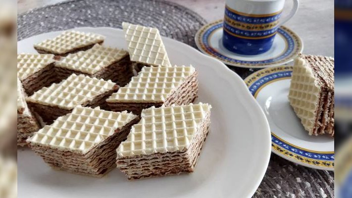 Wafle z mlekiem w proszku to prawdziwy rarytas. Poznaj pyszny deser z lat PRL-u. Oto przepis na wafle à la Pischinger
