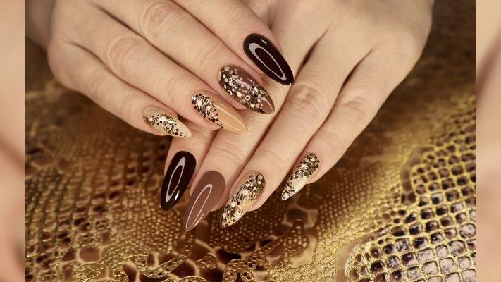 Najmodniejsze brązowe paznokcie to tiramisu nails. Ten manicure inspirowany jest najsmaczniejszym włoskim deserem