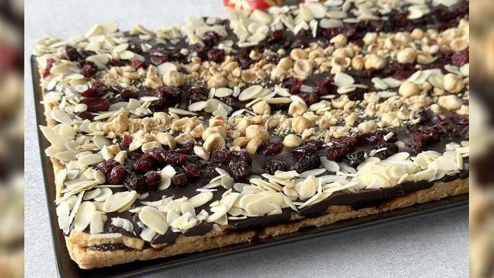 Fenomenalny mazurek czekoladowy. Pięknie wygląda i pysznie smakuje. Sprawdź przepis na najlepszy mazurek wielkanocny z polewą czekoladową