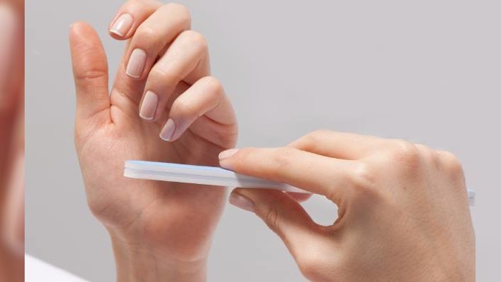 Oto najpiękniejsze paznokcie na świecie. Micro french to delikatna odsłona francuskiego manicure’u. Ta stylizacja pasuje każdej kobiecie
