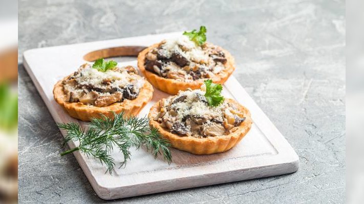 Na przystawkę wypróbuj wytrawne tartaletki. Robię je na kruchym cieście i wypełniam farszem pieczarkowym. Znikają do ostatniego okruszka