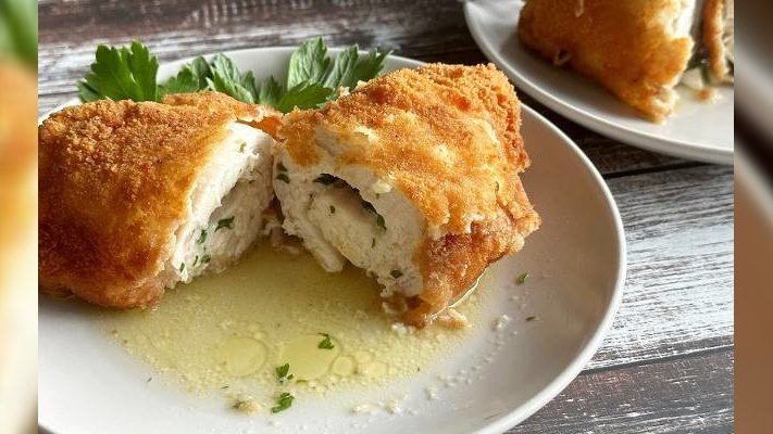 Wyśmienity kotlet de volaille. Polecamy prosty przepis na popisowe danie obiadowe. Kotlety są soczyste i bardzo aromatyczne