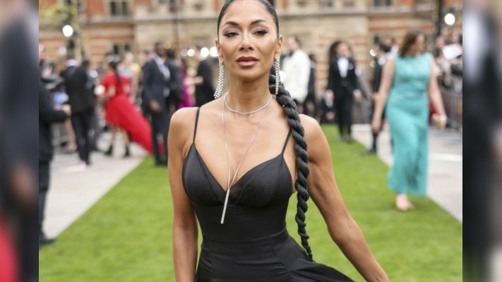 Nicole Scherzinger zachwyca. Sukienka podkreśliła zgrabną figurę gwiazdy