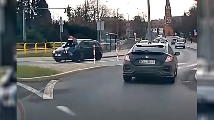 Rowerzysta na przejściu dla pieszych. Kiedy ma pierwszeństwo?