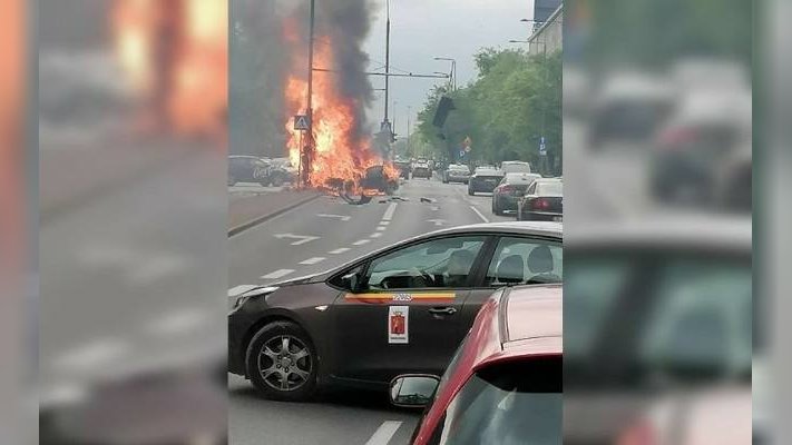 Spłonęło elektryczne auto. Samochód za milion złotych spłonął jak pochodnia w Warszawie!