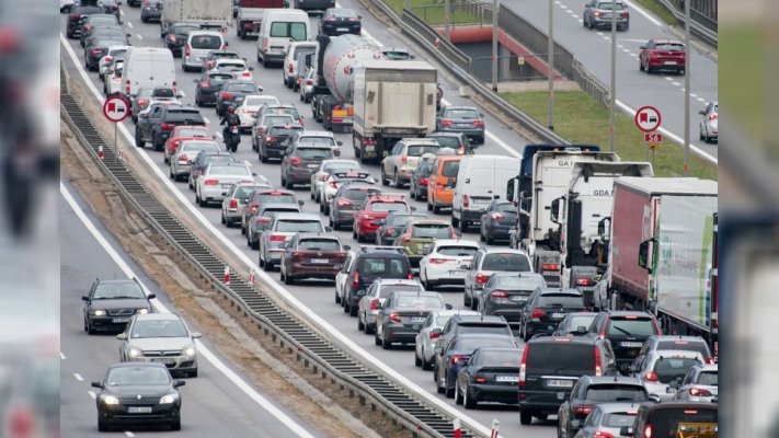 Co dalej z podatkiem od aut spalinowych? Wiceminister powiedział wprost