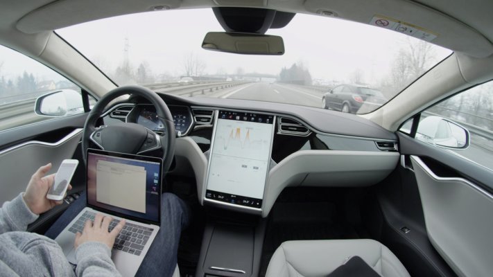 Autopilot Tesli zamieszany w setki wypadków, w tym również śmiertelne