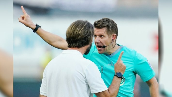 Arbiter z widłami przy linii bocznej. Mecz natychmiast przerwany, wideo krąży po sieci
