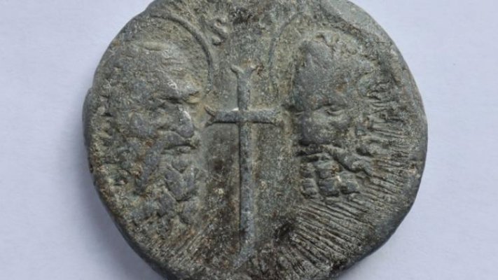 Lubelskie/ Poszukiwacz znalazł w lesie ołowianą bullę papieską z XVIII w.