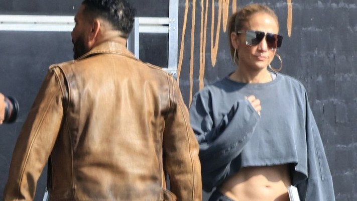 Rozpromieniona Jennifer Lopez z odsłoniętym brzuchem. Tak walczy z plotkami?