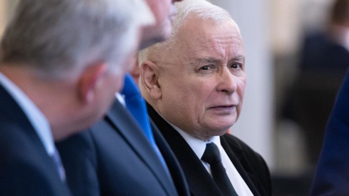 Ruchy tektoniczne w PiS. Jak to możliwe, że Kaczyński tak stracił słuch? [KULISY]