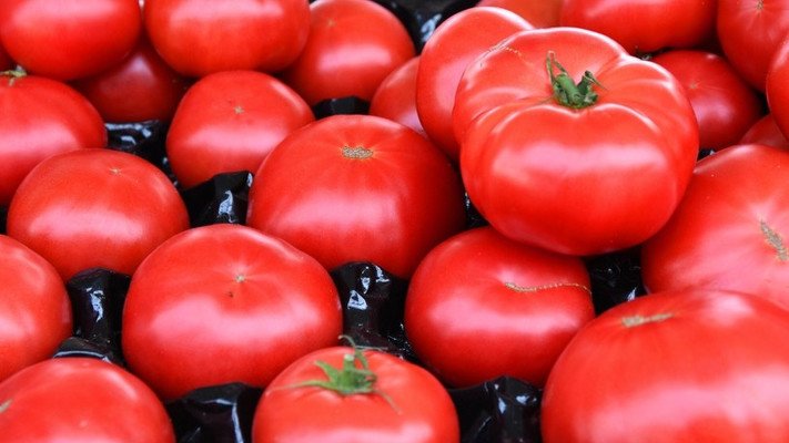 Pomidory coraz tańsze. Ale na targu spotkamy też ceny grozy