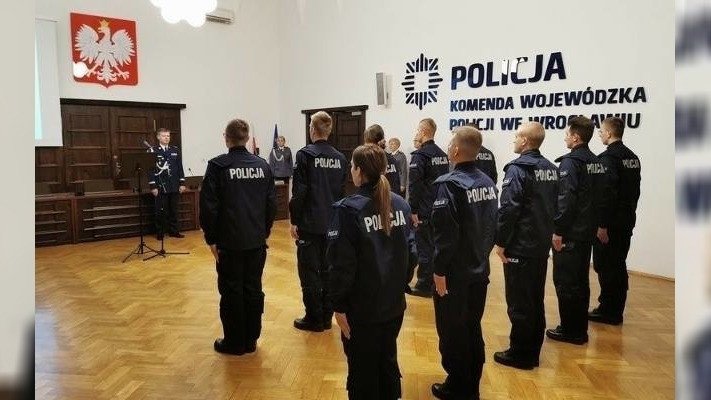 Ile zarabia policjant? Oto najnowsze stawki z dokładnością co do złotówki! Od kursanta do komendanta